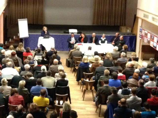 Rund 200 Besucher waren zur Veranstaltung der Initiative gekommen - ein Vertreter der Stadtregierung war nicht anwesend. | Foto: bs