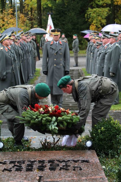 Brigadier Lirk bei der Kranzniederlegung in der Schwarzenberg-Kaserne