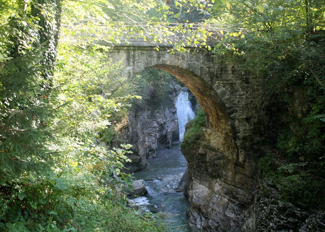 Die Römerbrücke ist ein geschichtsträchtiger Platz. Unterhalb des Brückenbogens liegt der „Teufelsstein“. | Foto: Neureiter