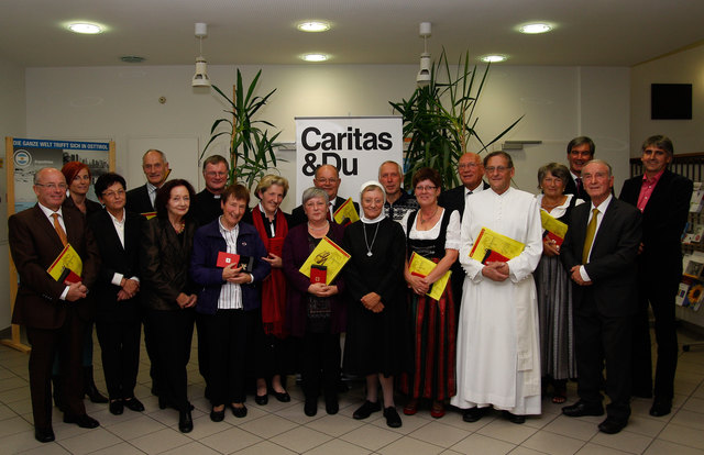 Hans Georg Kreuzer, Rita Lechner-Dreier, Maria Unterberger, Bgm. Friedl Hanser, Sigrid Marinell, Bischof Dr. Manfred Scheuer, Maria Tanzer, Agnes Steixner, Johanna Kienz, Franz Wechselberger, Sr. Maria Verena Wrulich, Gebhard Hammer, Barbara Schmid, Cons. Donatus Wagner, Sigmund Hepperger OPraem, Elfriede Rödlach, Georg Schärmer, Dr. Heinrich Juen und Alexander Würtenberger (v. l.) | Foto: Caritas/Palfrader
