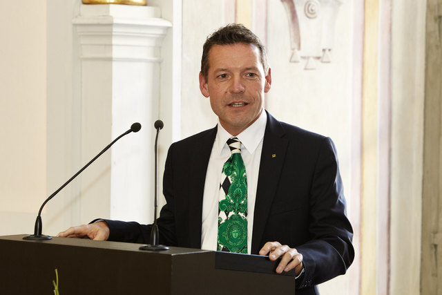 Glückwunschadresse vom JG-Captain Prok. Mag.jur. Nikolaus Lallitsch, Leiter Immobilien und Infrastruktur der Raiffeisenlandesbank Steiermark | Foto: Foto Melbinger