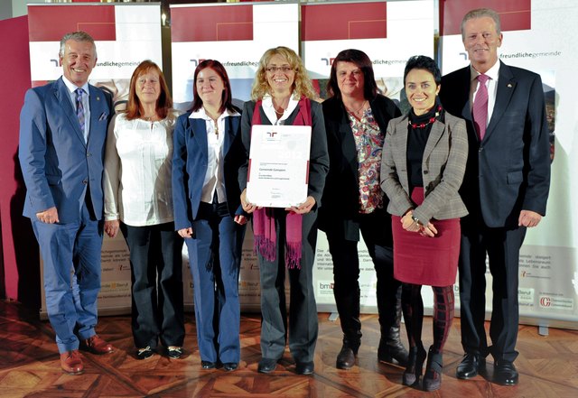 v.l.n.r.: Gemeindebundpräsident Helmut Mödlhammer, Maria Hohenwallner, Barbara Hauser, Vizebürgermeisterin Evelyn Schobesberger, Anni Sterrer, Doris Margreiter und Minister Dr. Reinhold Mitterlehner