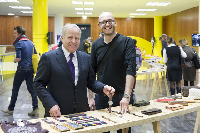 Generaldirektor Leo Windtner (l.) zeigte sich begeistert von der Installation von Jota Izquierdo, die unter anderem eine Sammlung von in China produzierten Objekten beinhaltet. | Foto: Energie AG