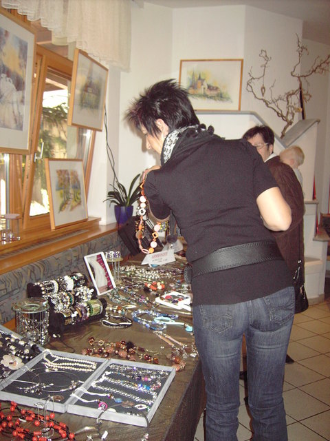Selbstgemachter Schmuck - mit diesem Verkaufsstand wurde die Idee zum Weihnachtsmarkt geboren