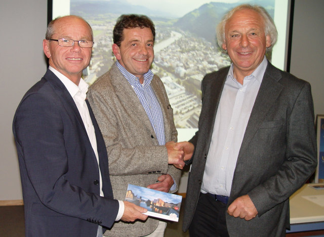 Bgm. Christian Stöckl mit neuem "Gemeinsam für Hallein"-Obmann Josef Alfare und Vorgänger Siegfried Ebner. | Foto: J. Wind
