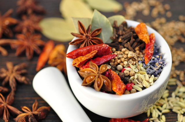 Mit wärmenden Gewürzen wie Fenchel, Ingwer und Chili wird einem auch in der kalten Jahreszeit warm ums Herz. | Foto: fotolia/photocrew