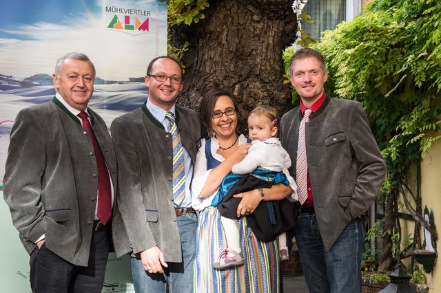 im Bild v.l.n.r. Johann Gradl (Obmann Mühlviertler Alm) Josef Greindl (Tourismusobmann) mit Frau Claudia und Tochter Caroline Greindl, Klaus Preining (Geschäftsführer Mühlviertler Alm)