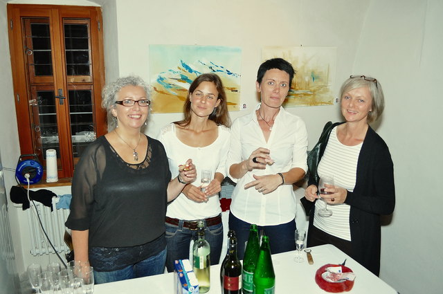 Ein Plausch an der Theke mit Obfrau Anita Buttenhauser Meran links im Bild