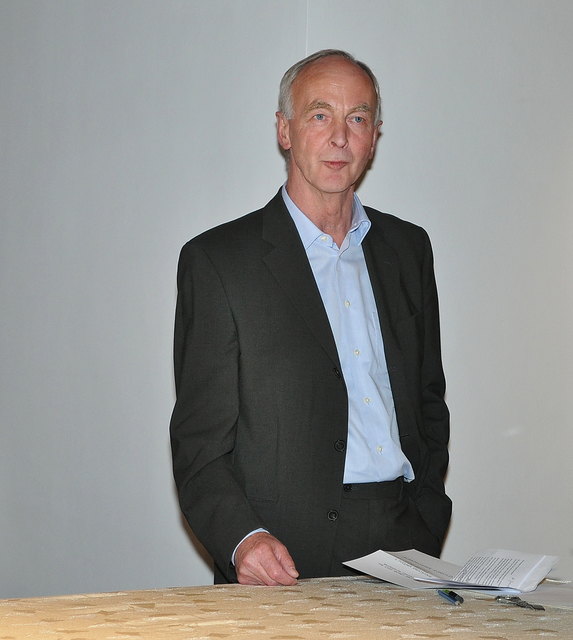 Vizebürgermeister Rudi Kössler der Gemeinde Fügen bei seinen Ausführungen zu und über die KünstlerInnen
