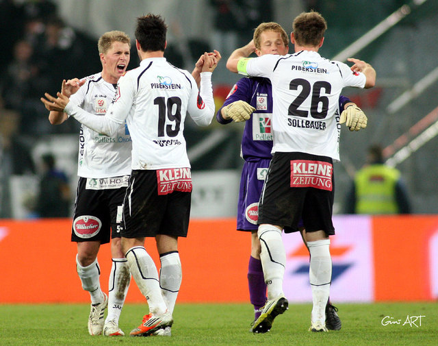 Nach dem Schlusspfiff jubelten die Kärntner über den 2:0 Erfolg.   (FOTO: Güni ART)