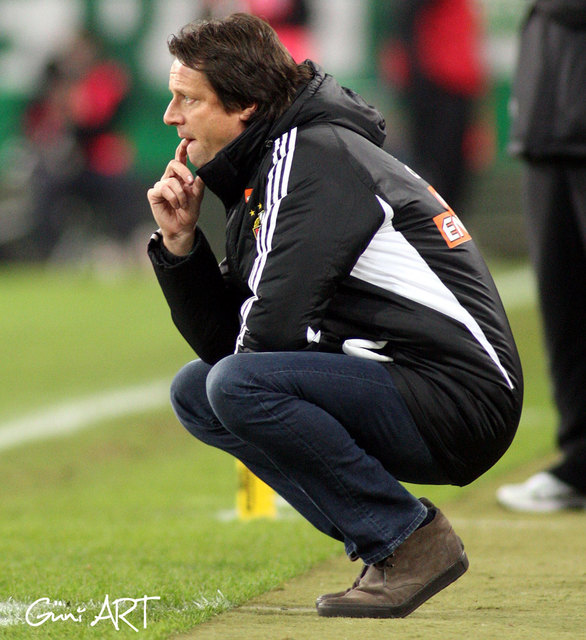 Rapid Trainer Peter Schöttel ist ratlos.  (FOTO: Güni ART)
