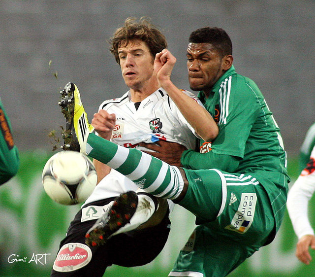 Doppelpack Torschütze Christian Falk im Zweikampf mit Rapid´s Gerson.   (FOTO: Güni ART)