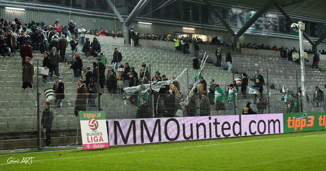 In der 60. Spielminute verliessen die Rapidfans der Westtribüne das Stadion.  (FOTO: Güni ART)