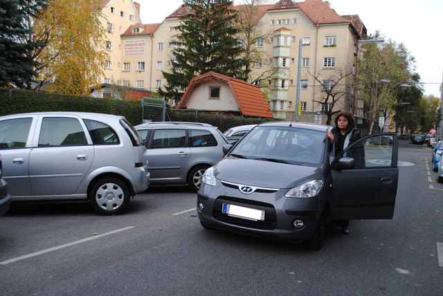 "Die tägliche Parkplatzssuche strapaziert ganz schön meine Nerven!" Anrainerin Elisabeth B. kreist im Gebiet des Friesenplatzes gefühlte Stunden auf der Suche nach einer Parklücke…