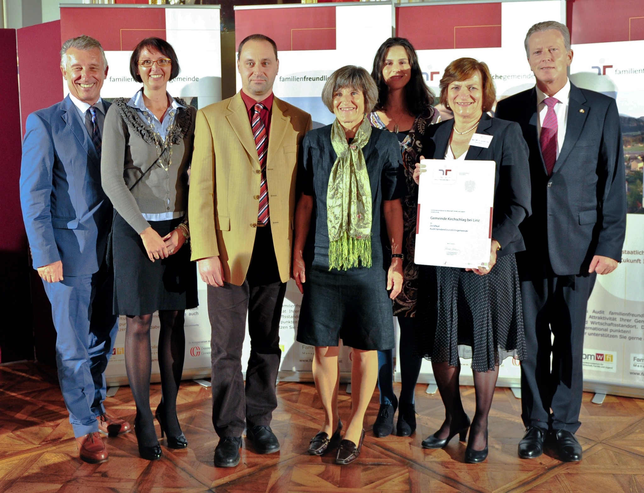 FamilienZertifikat von Minister Mitterlehner erhalten UrfahrUmgebung
