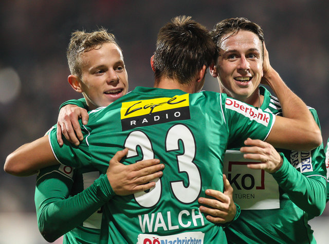 Marco Meilinger gratuliert dem Doppeltorschützen Clemens Walch und dem Mister Hattrick, René Gartler.