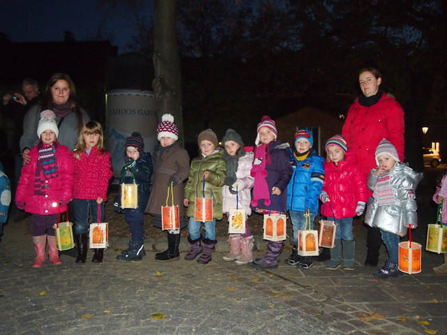Gemeinsam mit den Betreuerinnen feierten alle Kinder gemeinsam das Laternenfest.
