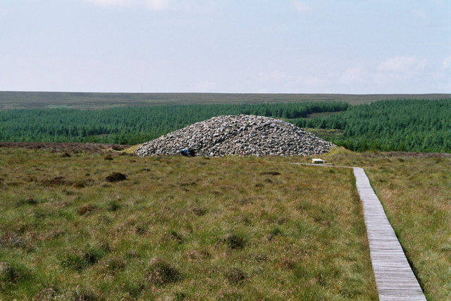 Einer der Grabhügel von Camster, zwei kann man innen besichtigen (auf allen Vieren)
