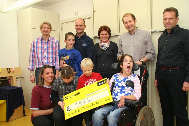 Sportverein Schlickeralm und Tschabrun unterstützen Mobilitätstraining im Elisabethinum
v.l.hinten Schuldirektor Sven Beier, Mathias, Adi, Andrea und Krösbacher, Florian Gleischler (SV-Schlickeralm), Markus Riess (Niederlassungsleiter Tschabrun – Innsbruck)
vorn: Lehrerin Martina Neuner und Schüler vom Elisabethinum.