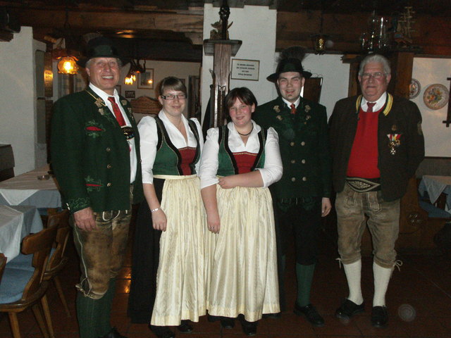 Obmann Sams mit unser neuen Marketenderin Petra Posch, Schützen Florian Baumgartner u. Kons. Franz Huber.