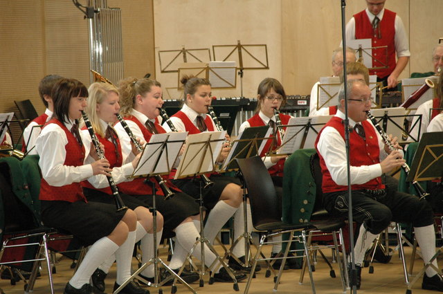 Die TMK Lambrechten tritt erstmals unter der neuen Kapellmeisterin Sandra Bichl an; im letzten Jahr musizierte sie noch an der Klarinette mit (3. von links)