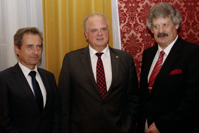 Stadtchef Reinhard Resch (SP, mitte) mit erstem Vize Wolfang Derler (VP, links) und zweiten Vize Gottfried Haselmayer (SP, rechts).