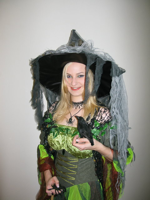 Ilse Haubner ist die perfekte Halloween-Hexe: Sie gewinnt einen 200-Euro-Gutschein von World of Travel.