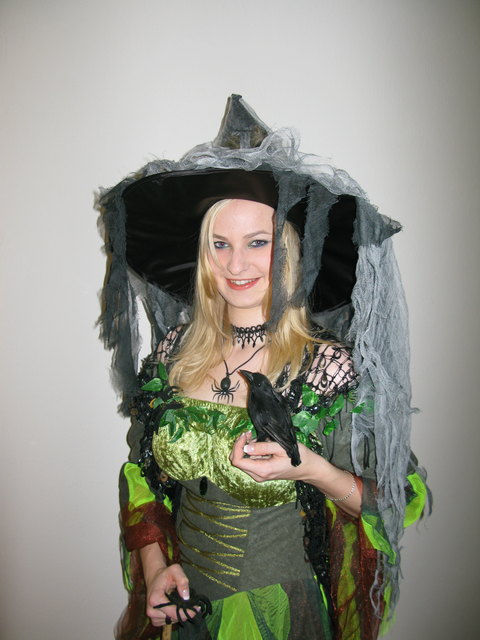 Ilse Haubner ist die perfekte Halloween-Hexe: Sie gewinnt einen 200-Euro-Gutschein von World of Travel. | Foto: Haubner