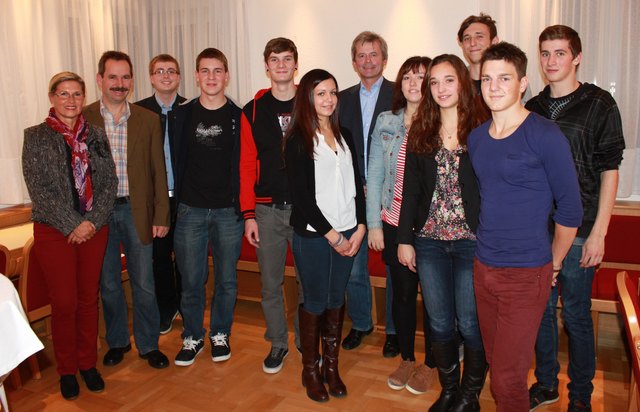 Foto v.l.n.r.: Vzbgm. Ulli Holderbaum, GV Siegfried Hartmann, Florian Krawinkler, Florian Riener, Markus Kasis, Julia Danner, Bgm. Ing. Manfred Huber, Melanie Ömer, Regina Ömer, Bernhard Horner, Moritz Palmi, Stefan Witzender