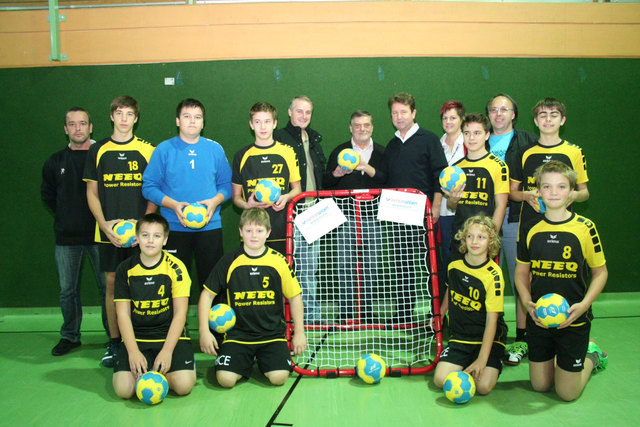 Volkmar Knoll (Trainer), Andi Bruckner (SPÖ Ortsparteiobmann), Klaus Pichler (Vizepräsident des OÖHV), Werner Lehner (Obmann HC-Eferding), Romana u. Thomas Altenstraßer (Spenden-Initiatoren), die Jungs der U14.