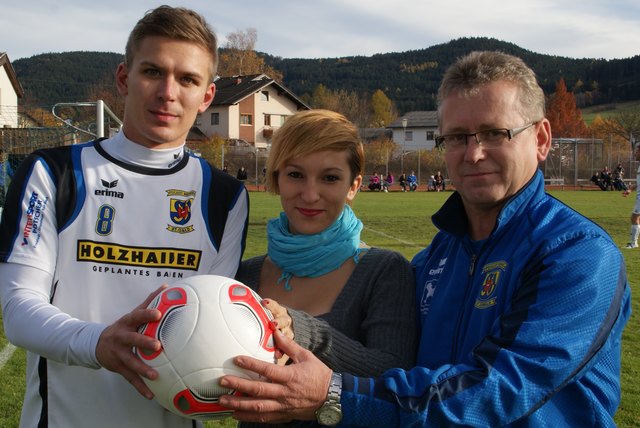 Mit diesem Ball, den BezirksRundschau-Mitarbeiter Eva Kern vor Spielbeginn an Kapitän Daniel Gutenbrunner und Sektionsleiter-Stellvertreter Franz Lindner übergab, gewann St. Oswald sensationell die Herbstmeisterschaft.