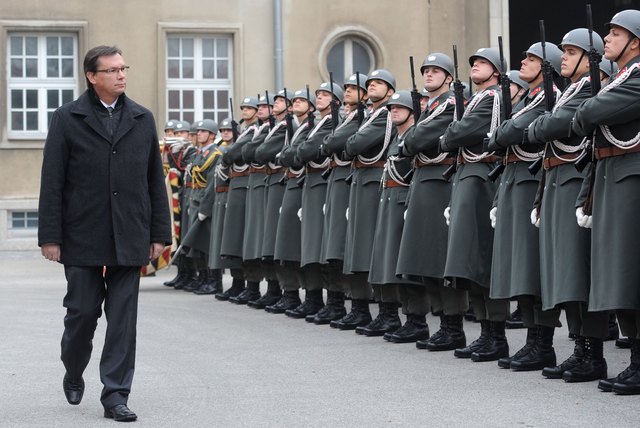 Auf der Suche nach Profi-Soldaten: Minister Darabos in der Maria-Theresien-Kaserne