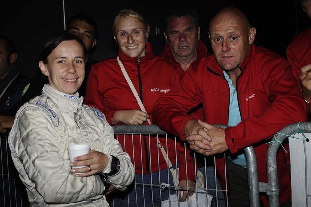 Ilka Minor wie man sie kennt: Zwischen den Sonderprüfungen nimmt sie sich für die Fans Zeit | Foto: Sportfotocenter