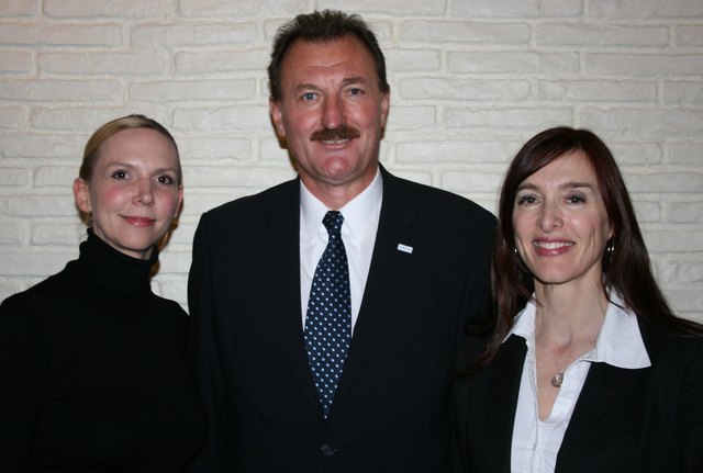 VKB-Vorstandsdirektor Adam Schwebl mit den "Bondgirls" Christine Leitner, Hoteldirektorin Harry’s Home (l.) und Gabriele Hirsch vom AMS Oberösterreich.