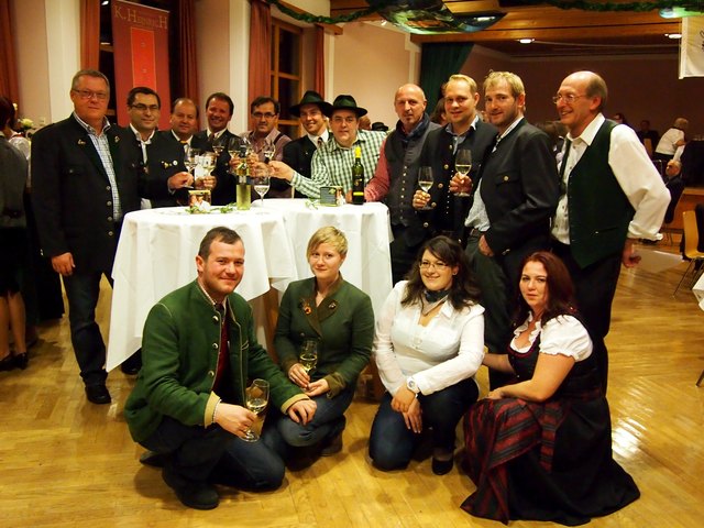 Die Weinbauern mit dem Vizebürgermeister Rupert Fleischhaker und Gemeinderat Johann Prenner bei der Junkerpräsentation.