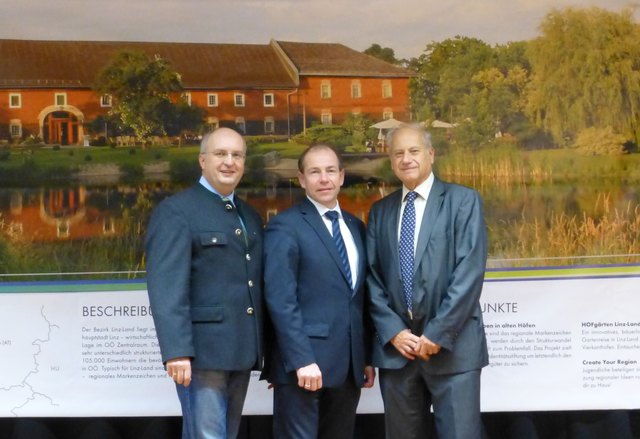 Im Bild v.l.: Dr. Hubert Fachberger, Direktor der HLFS St. Florian, Agrar-Landesrat Max Hiegelsberger und Universitätsprofessor Prof. Dr. Roman Sandgruber