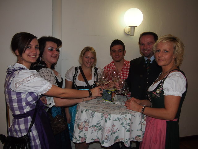 Prost! Die Gäste ließen sich den Junker in der Ilzer Kulturhalle schmecken.