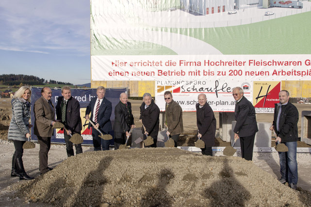 Zum offiziellen Spartenstich nahmen zahlreiche Vertreter aus Politik und Wirtschaft vor. | Foto: Hochreiter
