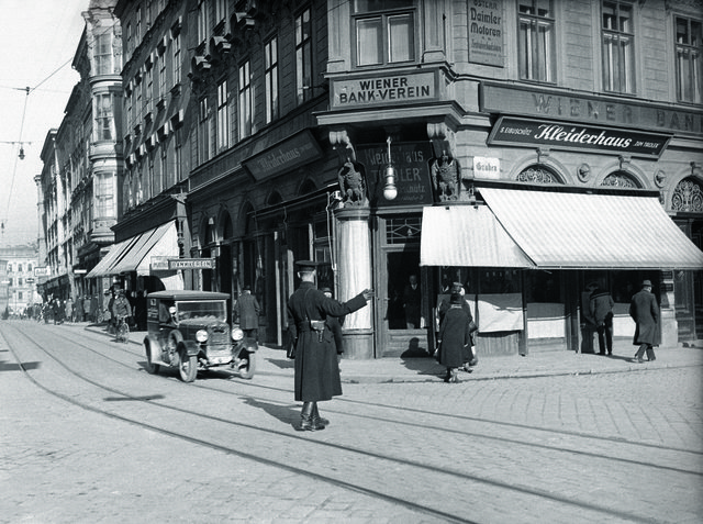 Diese Aufnahme zeigt die Ecke Schmidtorstraße/Taubenmarkt im Jahr 1930. Es herrscht noch Linksverkehr und der Verkehr wird durch einen Polizisten geregelt. Erst Ende der 30er-Jahre wurden Ampelanlagen eingeführt. Im Eckhaus befand sich das "Kleiderhaus zum Tiroler" der jüdischen Familie Eibuschütz, das 1938 "arisiert" wurde.