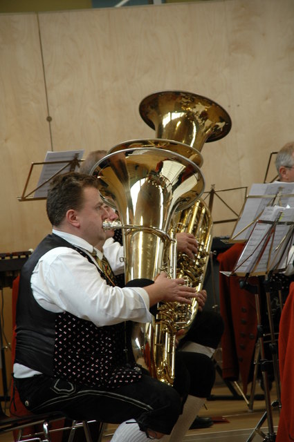 Obmannstellvertreter Harald Stöger von der Pfarrmusik Ort im Innkreis an der Tuba