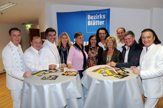 BEZIRKSBLÄTTER Meet & Greet mit den Paldauern: Helga Riml und Karin Ginzinger (4 u.5. v.li.) sowie Robert und Christa Sponring (2. u. 3. v.re.) freuten sich über den exklusiven Star-Treff!