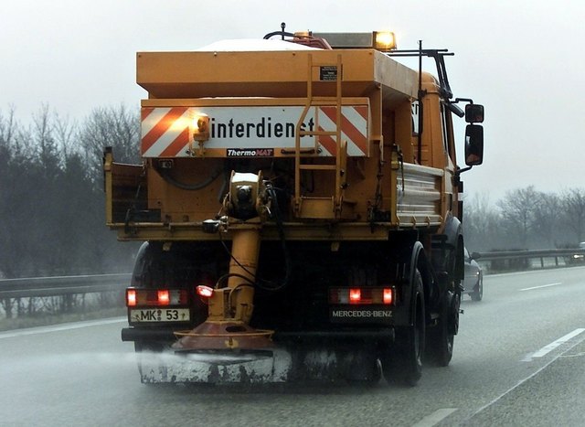 Wenn die Straßen noch unbestreut sind, ist es ratsam, Lackschäden mit einer Hartwachsbehandlung zu schließen.