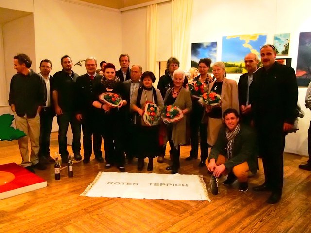 Die elf Künstler mit Bürgermeister Gregor Löffler bei der großen Vernissage im Schloss Burgau.