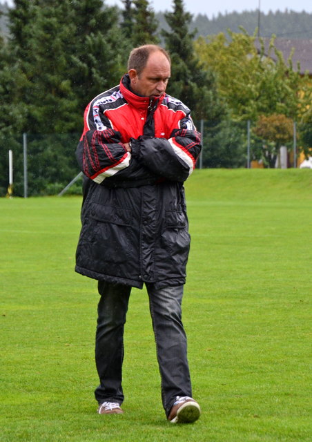 Besorgte Miene bei Senftenbach-Trainer Ludwig Gerstorfer nach der 1:7 Pleite in Andorf.