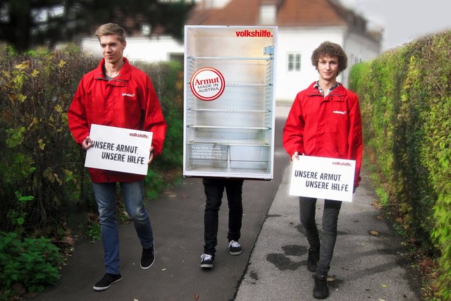 Die Volkshilfe verleiht Kühlschränken Beinen und demonstriert so gegen die Schande Armut.
