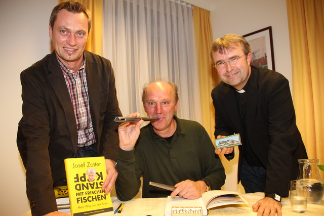 Pfarrer Boguslaw Swiderski und Bürgermeister Manfred Reisenhofer mit Josef Zotter, der den Orgelbau unterstützt.