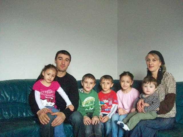 Umar Ozdayev und Lalyta Elsanova mit ihren fünf ihrer Kinder. Das Jüngste ist knapp ein Jahr.