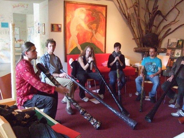 Die Didgeridoo-Interessierten lernten einiges über das exotische Instrument | Foto: KK