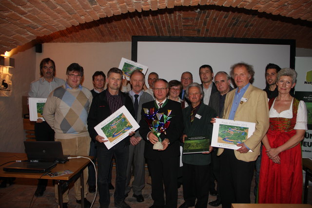 Fotografen und Naturschützer holte Oskar Tiefenbach (l.) bei der Kalenderpräsentation vor den Vorhang.