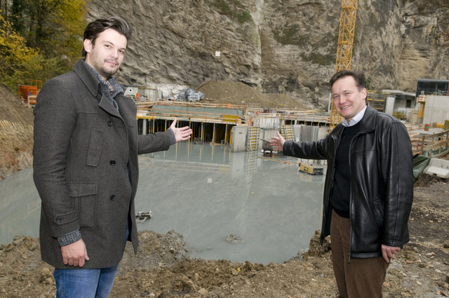 Die Aufräumarbeiten laufen. Im Bild: Bauleiter Frano Papic (Porr) und Projektbetreuer Markus Lunatschek (UBM).